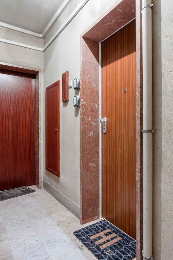 Stroll To Coffee Shops Near A Renovated Hillside In Graca Apartamento *