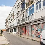 Stroll to Coffee Shops Near a Renovated Hillside Apartment in Graça