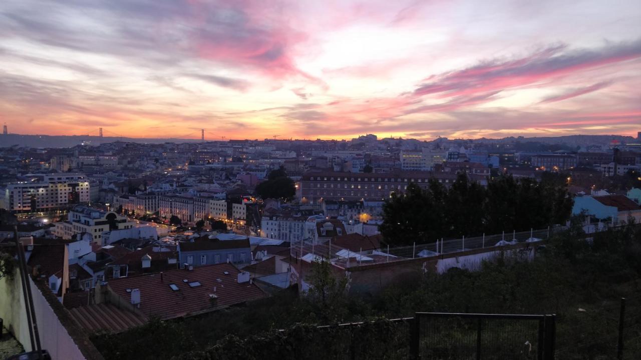 Stroll To Coffee Shops Near A Renovated Hillside In Graça Lisboa