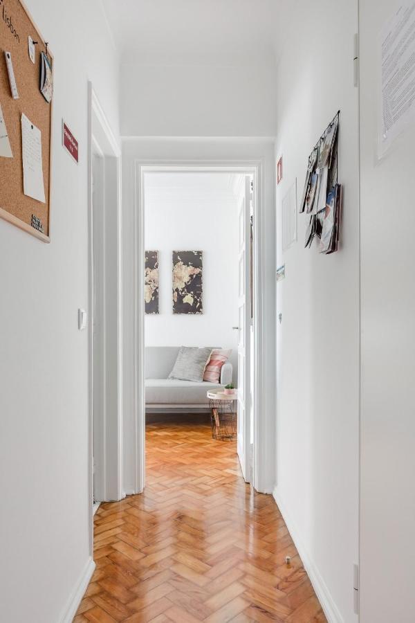 Stroll To Coffee Shops Near A Renovated Hillside In Graça Apartamento Lisboa