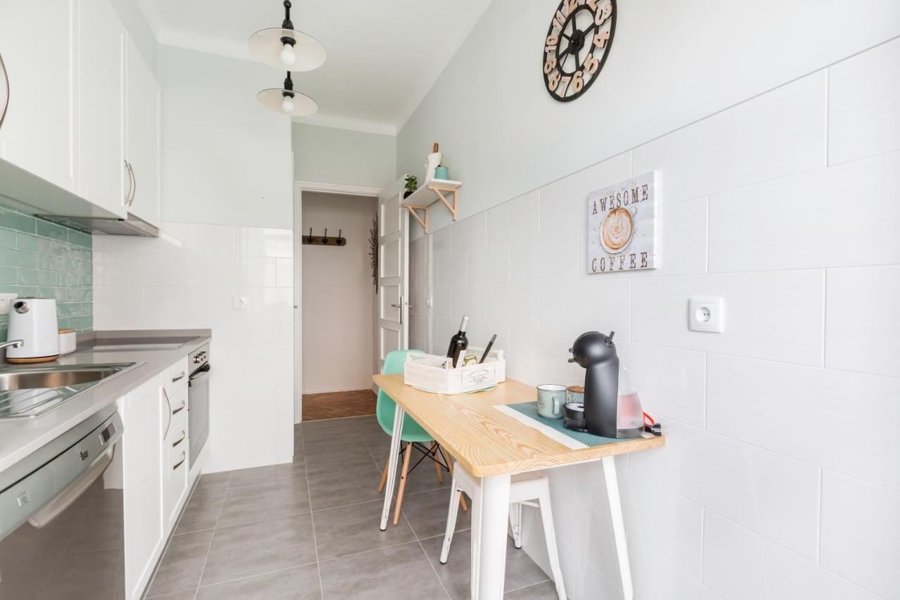 Stroll To Coffee Shops Near A Renovated Hillside In Graça Apartamento *