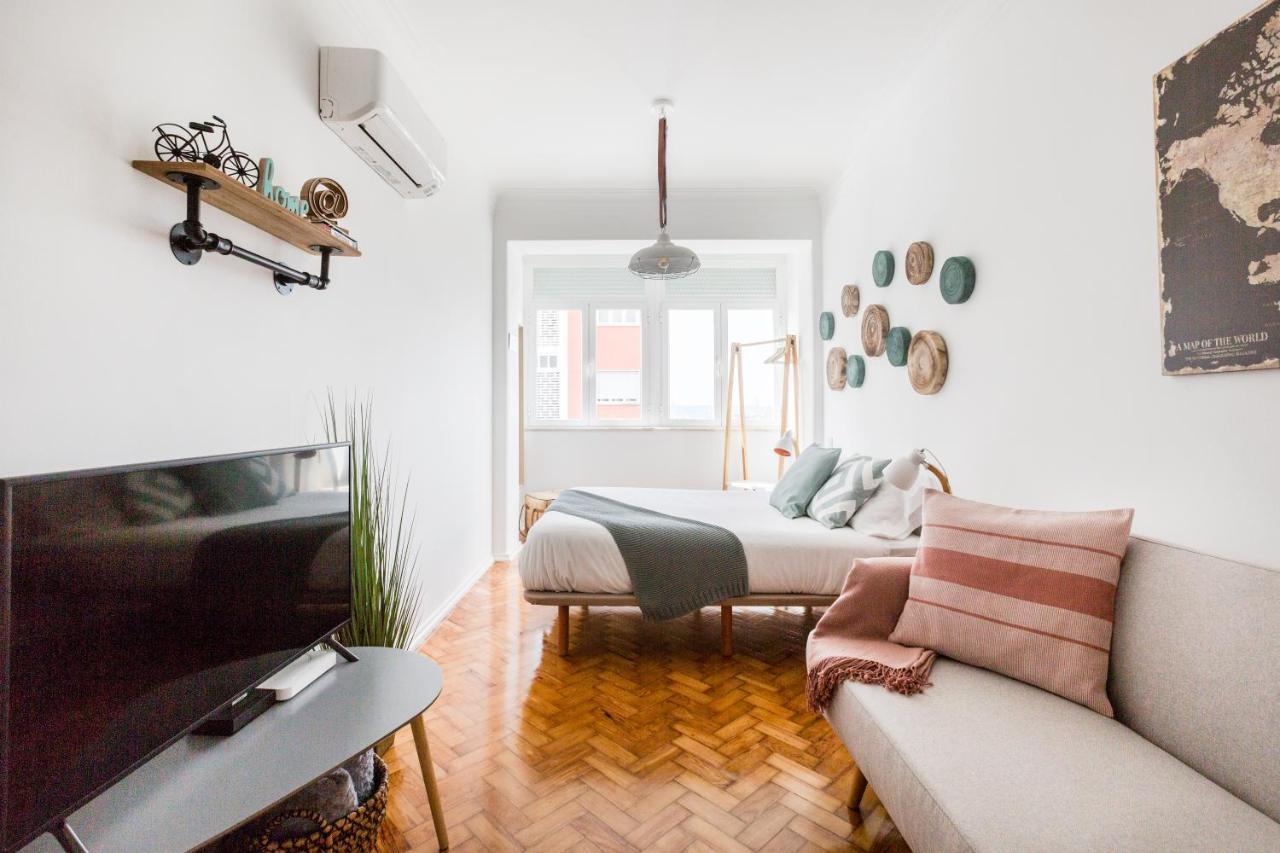 Stroll To Coffee Shops Near A Renovated Hillside In Graça Apartamento