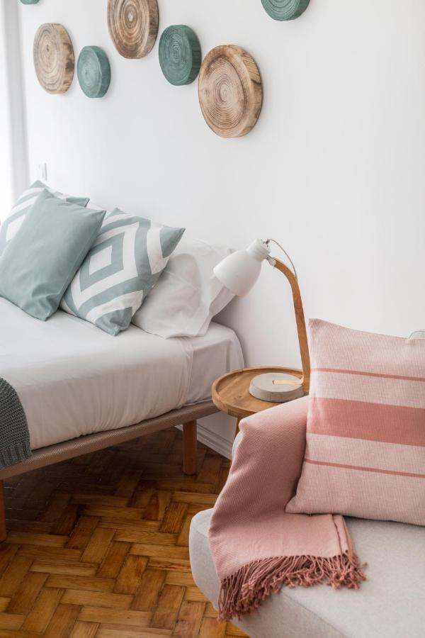 Stroll To Coffee Shops Near A Renovated Hillside In Graça Lisboa